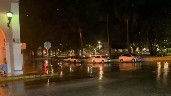 La onda tropical número 33 se desplaza sobre la península de Yucatán.