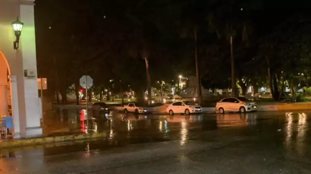 La onda tropical número 33 se desplaza sobre la península de Yucatán.