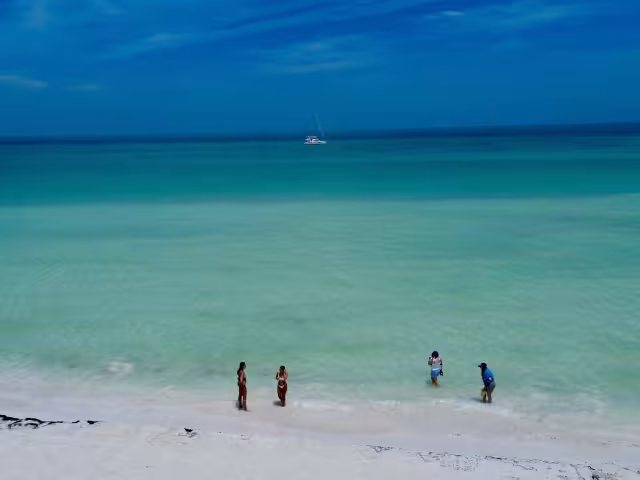 Las playas de la isla destacan por sus colores turquesas, característicos del Caribe Mexicano