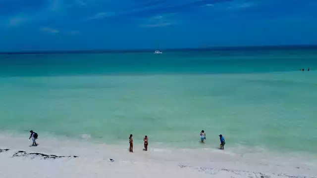 Las playas de la isla destacan por sus colores turquesas, característicos del Caribe Mexicano