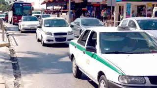 Aceptan los cobros excesivos de taxistas en Cancún