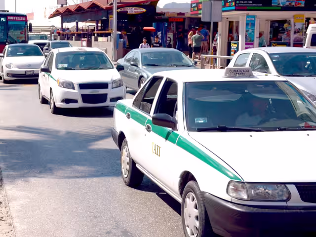 Aceptan los cobros excesivos de taxistas en Cancún