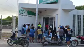 Vecinos de la colonia Plan de Ayala en Felipe Carrillo Puerto, se manifiestan frente a la CFE ante constantes apagones