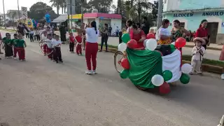 Inicia desfile conmemorativo del aniversario de la Revolución Mexicana en José María Morelos