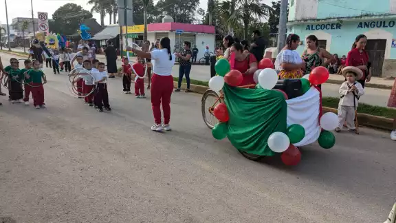 Niños de preescolar se caracterizaron de personas importantes por la fecha Niños de preescolar se caracterizaron de personas importantes por la fecha