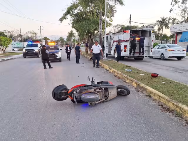 El conductor terminó quedando tendido sobre el camellón central y su unidad en medio de la vía