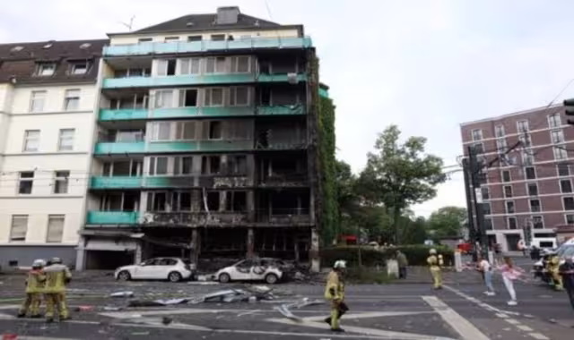 Un incendio se registró durante la madrugada en un edificio en Alemania, provocando caos en la zona