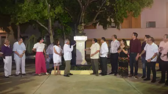 El busto cuenta con pedestal, placa conmemorativa y un código QR que permitirá a los visitantes acceder a información sobre la vida y lucha de Calderón Lara