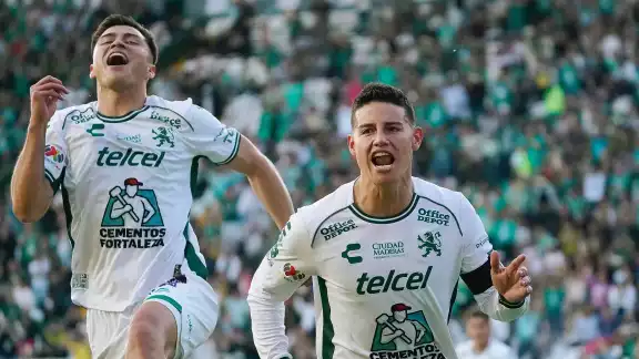 James define desde el manchón penal. James define desde el manchón penal.
