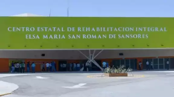 La mandataria entregó prótesis a personas con debilidad motriz