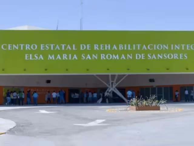 La mandataria entregó prótesis a personas con debilidad motriz