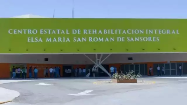 La mandataria entregó prótesis a personas con debilidad motriz