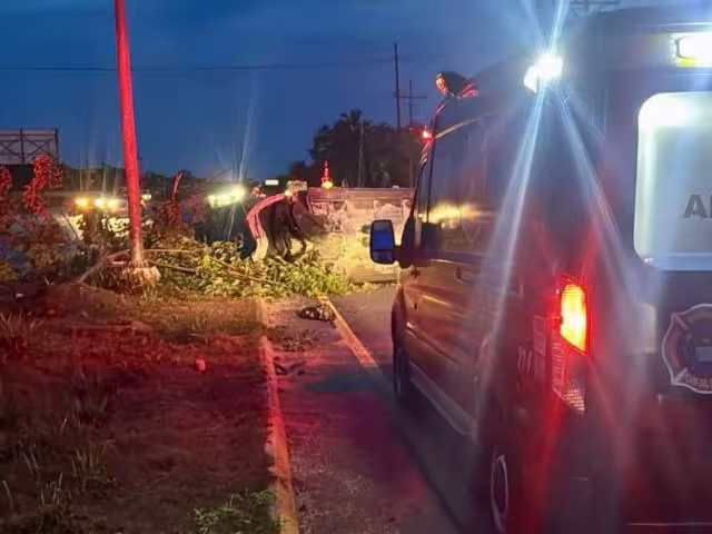 Al no contar con cinturón de seguridad, salió lesionado, por lo que fue atendido en el lugar por paramédicos