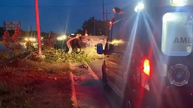 Al no contar con cinturón de seguridad, salió lesionado, por lo que fue atendido en el lugar por paramédicos