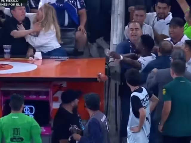 Aficionado lanza vaso a jugador expulsado de León