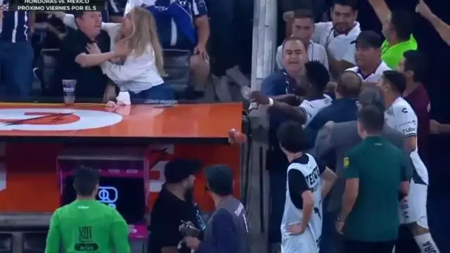 Aficionado lanza vaso a jugador expulsado de León