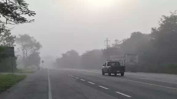 La densa neblina apareció desde muy temprano en la mañana La densa neblina apareció desde muy temprano en la mañana