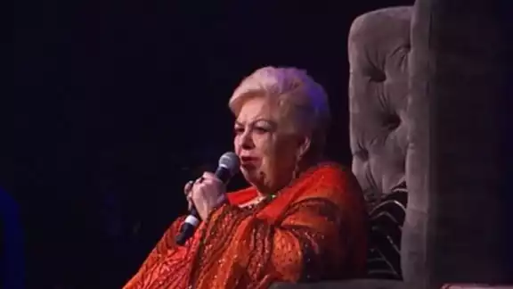 Paquita la del Barrio presenta problemas de salud durante una firma de autógrafos Paquita la del Barrio presenta problemas de salud durante una firma de autógrafos