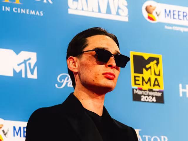 Peso Pluma es investigado por el gobierno de Estados Unidos, lo retuvieron por horas en un aeropuerto