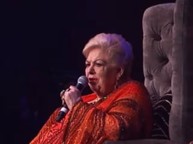 Paquita la del Barrio presenta problemas de salud durante una firma de autógrafos