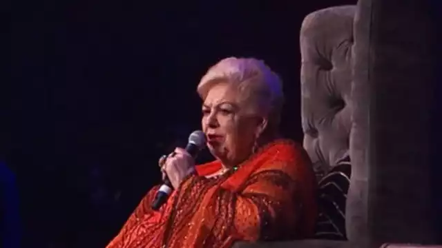 Paquita la del Barrio presenta problemas de salud durante una firma de autógrafos