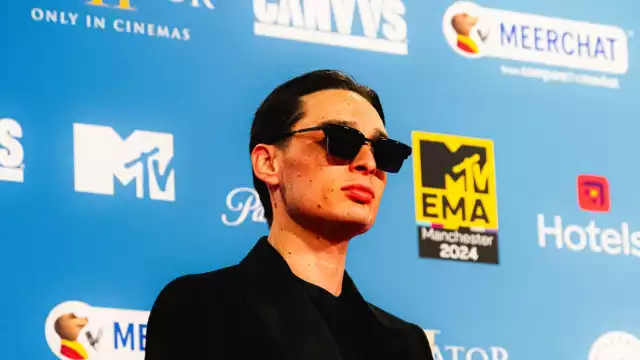 Peso Pluma es investigado por el gobierno de Estados Unidos, lo retuvieron por horas en un aeropuerto