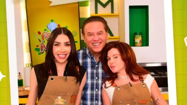 Karime Pindter y Briggitte Bozzo se besan en el programa de Mario Bezares