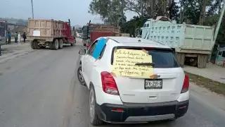 Transportistas bloquean carretera de  Chetumal por adeudo millonario