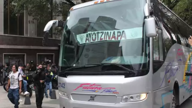 Normalistas de Ayotzinapa se manifestaron frente al Senado, lanzado petardos y haciendo pintas