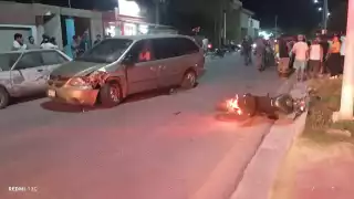 Choque entre motocicleta y auto en Xpujil deja caos vial y un lesionado