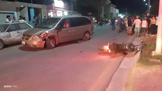 Accidente en Xpujil deja a motociclista herido tras choque con auto