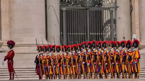 El entrenamiento que reciben es intenso y lo imparte el ejército suizo El entrenamiento que reciben es intenso y lo imparte el ejército suizo