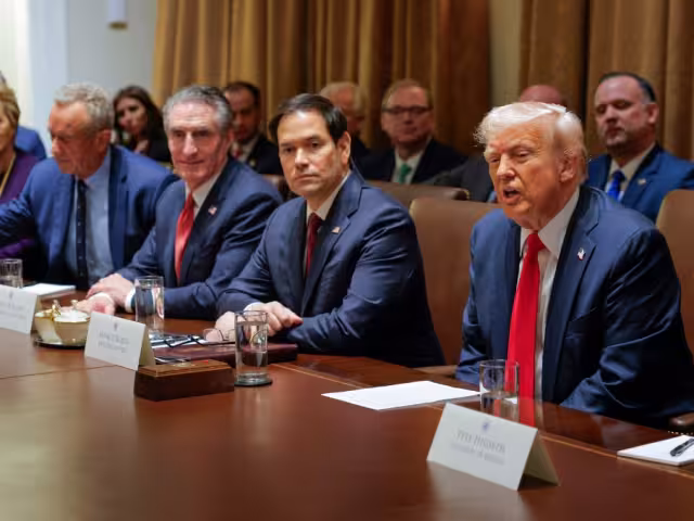 El presidente Donald Trump mantiene su postura firme, asegurando que las nuevas tarifas protegerán a Estados Unidos