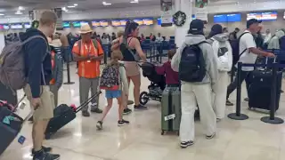 Lento y tedioso: Turistas opinan del servicio de revisión del aeropuerto de Cancún