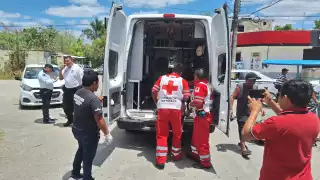 Accidente en FCP: Jóvenes en  motocicleta terminan estrellándose contra un taxi 