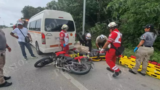 Paramédicos de la Cruz Roja y personal de Protección Civil acudieron al lugar para atender