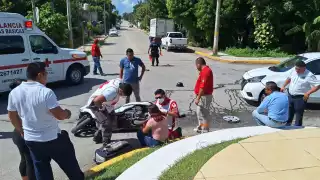 Choca por no ceder el paso: Conductor  impacta a motociclista y resulta herida en Felipe Carrillo Puerto 