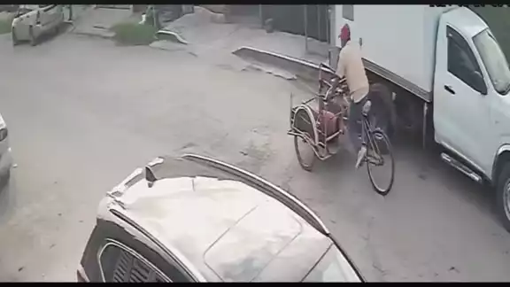 Hombre que viajaba en triciclo es impactado por un vehículo. Hombre que viajaba en triciclo es impactado por un vehículo.