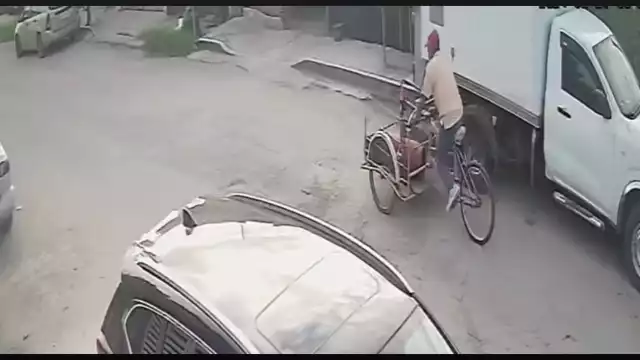 Hombre que viajaba en triciclo es impactado por un vehículo.