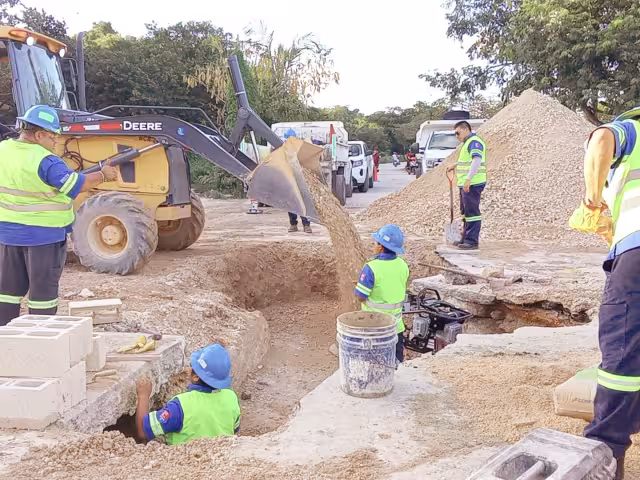 La molestia por la reparación no sólo radica en la falta del líquido, sino también en calles y viviendas, que han quedado inundadas con lodo debido a la enorme fuga