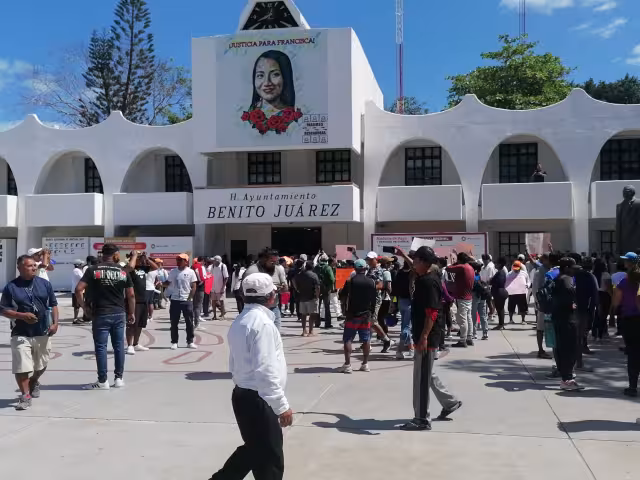 Con carteles y de forma pacífica, los comerciantes ingresaron a las instalaciones