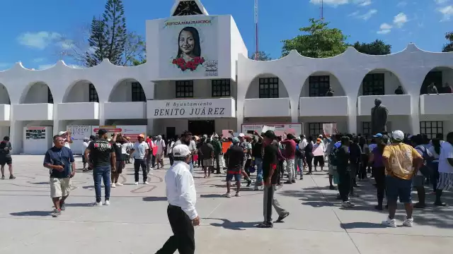 Con carteles y de forma pacífica, los comerciantes ingresaron a las instalaciones