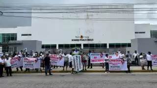 Taxistas bloquean Avenida Nichupté, en Cancún, en protesta por líderes detenidos