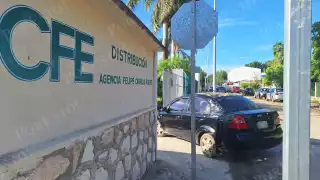 “Me cansé que me engañen":  Abuelito de Felipe Carrillo Puerto bloquea con su coche entrada de la CFE tras pasar mes y medio sin luz   