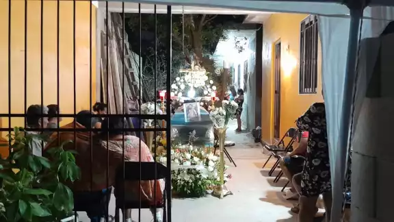 Familiares y amigos acompañaron a la mujer en su vivienda, ubicada en la zona continental de Isla Mujeres, para despedir al joven de 18 años