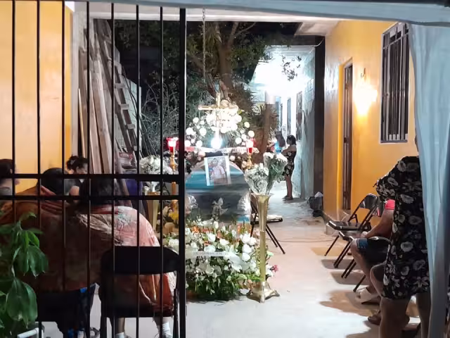 Familiares y amigos acompañaron a la mujer en su vivienda, ubicada en la zona continental de Isla Mujeres, para despedir al joven de 18 años