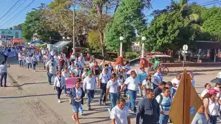 Más de 300 maestros de Lázaro Cárdenas retoman protestas en contra de la reforma del ISSSTE