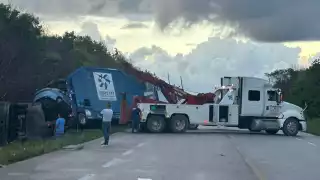 Vuelca tráiler en la carretera 307 Tulum- Felipe Carrillo Puerto; el conductor se dormitó