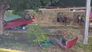 Unidad termina volcada en la colonia Sutage, huye conductor