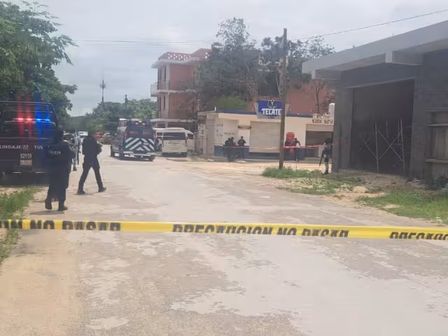 El cuerpo de la víctima terminó en el suelo, dentro de un establecimiento, mientras que los responsables huyeron de la escena